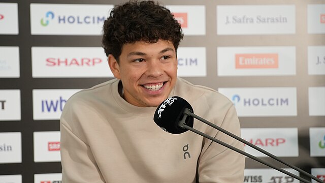 Ben Shelton przy mikrofonie podczas konferencji prasowej