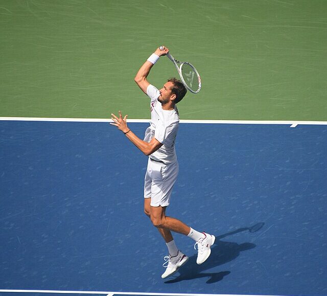 Finał bez fajerwerek. Miedwiediew wygrywa turnieju w Dubaju