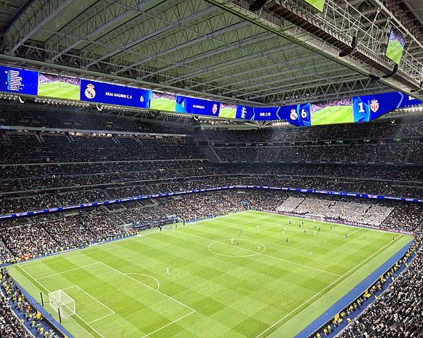 Oświetlony stadion Santiago Bernabeu