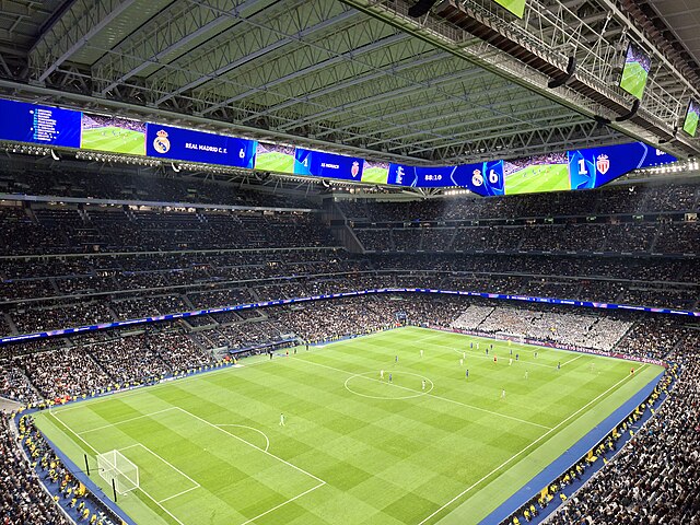 Oświetlony stadion Santiago Bernabeu