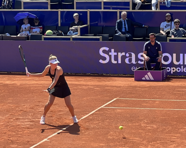 Magdalena Fręch przed zagraniem forehandu z linii końcowej