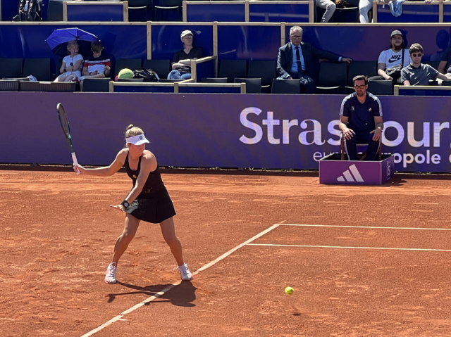 Magdalena Fręch przed zagraniem forehandu z linii końcowej