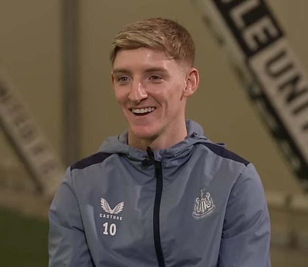 Anthony Gordon rozbawiony podczas wywiadu dla Fubo TV