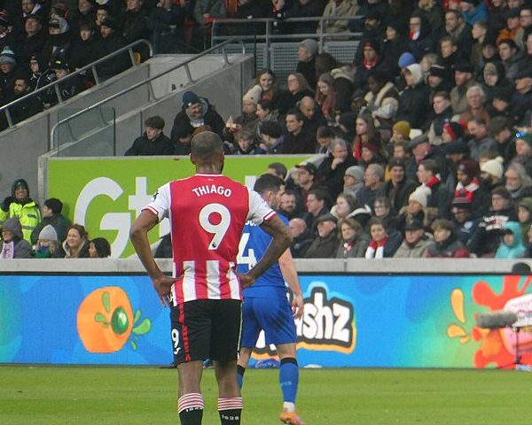 Igor Thiago odwrócony plecami do obiektywu