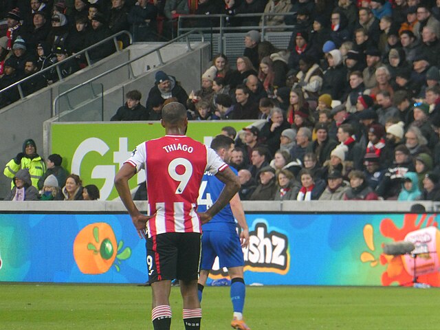 Igor Thiago odwrócony plecami do obiektywu