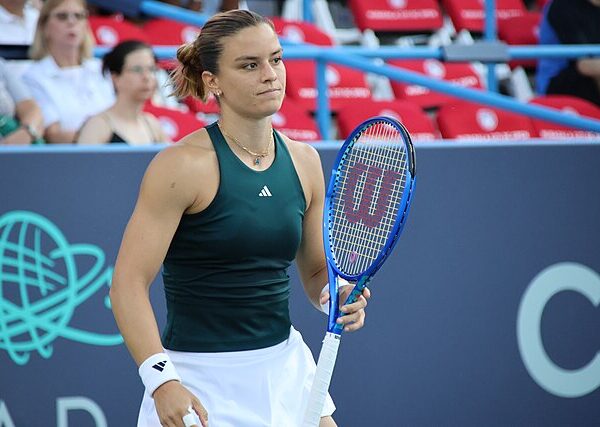 Maria Sakkari trzymająca rakietę w lewej ręce
