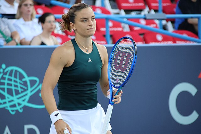 Maria Sakkari trzymająca rakietę w lewej ręce