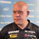Michael van Gerwen na tle ścianki