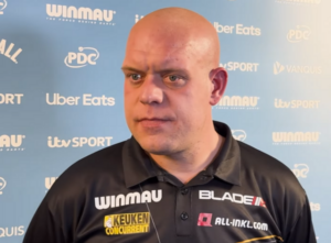 Michael van Gerwen na tle ścianki
