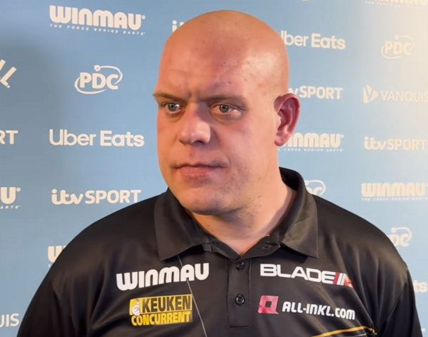 Michael van Gerwen na tle ścianki