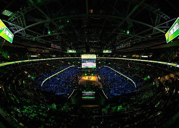 Hala All-Star 2022 z górnej perspektywy przy wyłączonych światłach