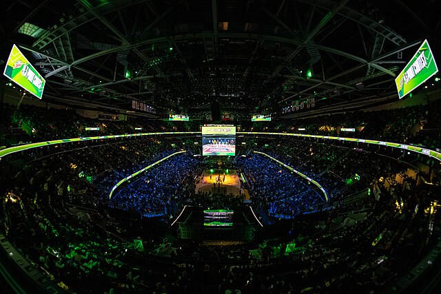 Hala All-Star 2022 z górnej perspektywy przy wyłączonych światłach