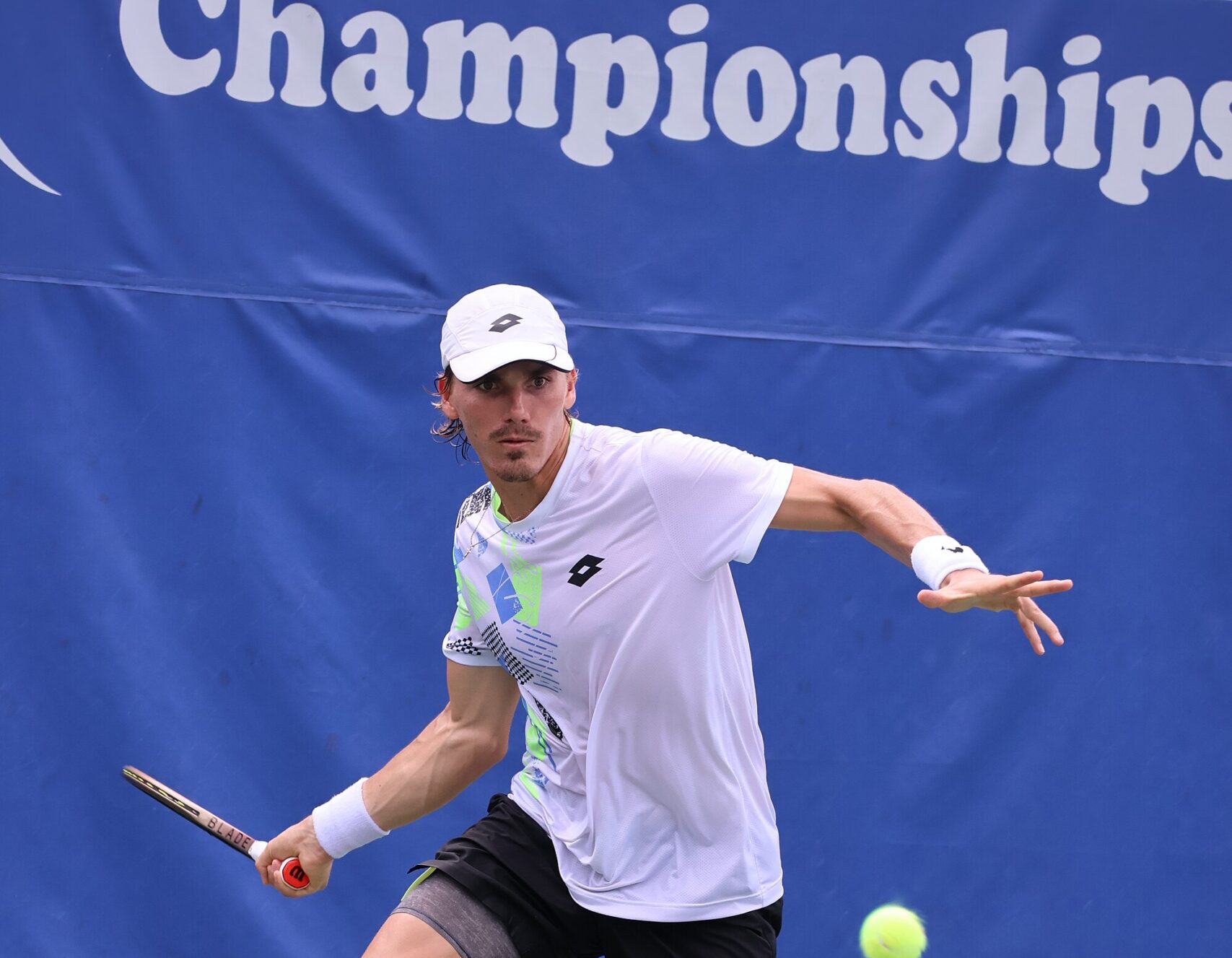 Patrick Kypson zagrywa forehand zza linii końcowej