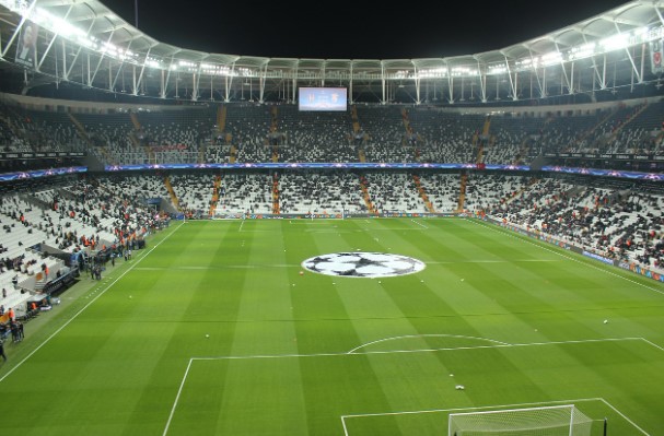 Vodafone Arena Besiktasta Benfica z logiem Ligi Mistrzów na środku boiska