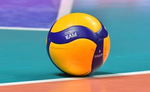 Piłka siatkowa FIVB na boisku