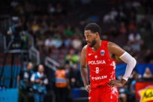 Jordan Loyd spoglądający na rywali