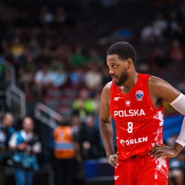 Jordan Loyd spoglądający na rywali