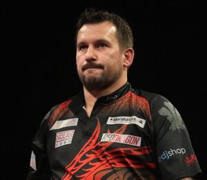 Jonny Clayton spoglądający w sufit