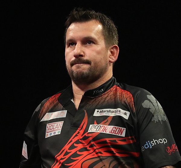 Jonny Clayton spoglądający w sufit