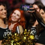 Cheeleaderki robiące selfie podczas Darts Premier League w Berlinie