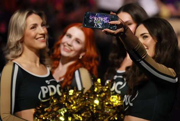Cheeleaderki robiące selfie podczas Darts Premier League w Berlinie