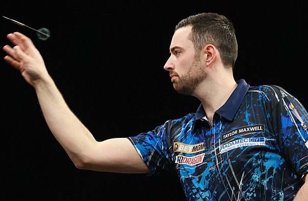 Luke Humphries wyrzucający lotkę