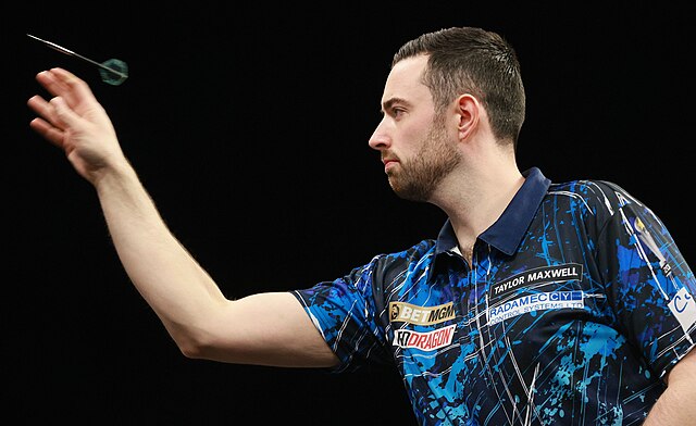 Luke Humphries wyrzucający lotkę