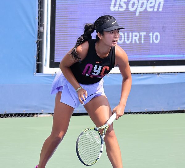 Alexandra Eala podczas treningu trzyma rakietę w lewej ręce