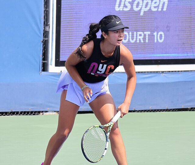 Alexandra Eala podczas treningu trzyma rakietę w lewej ręce