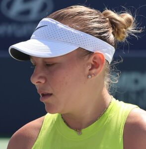 Amanda Anisimova spogląda w dół