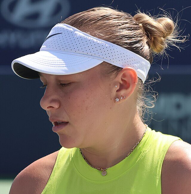 Amanda Anisimova spogląda w dół