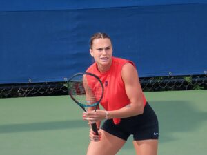 Aryna Sabalenka podczas treningu w czerwonej koszulce