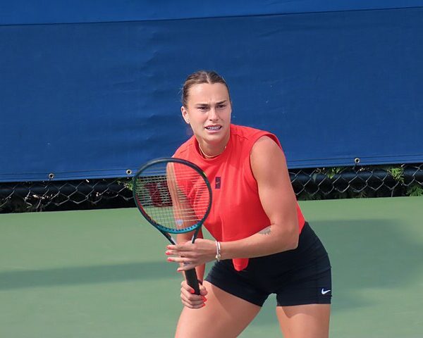 Aryna Sabalenka podczas treningu w czerwonej koszulce