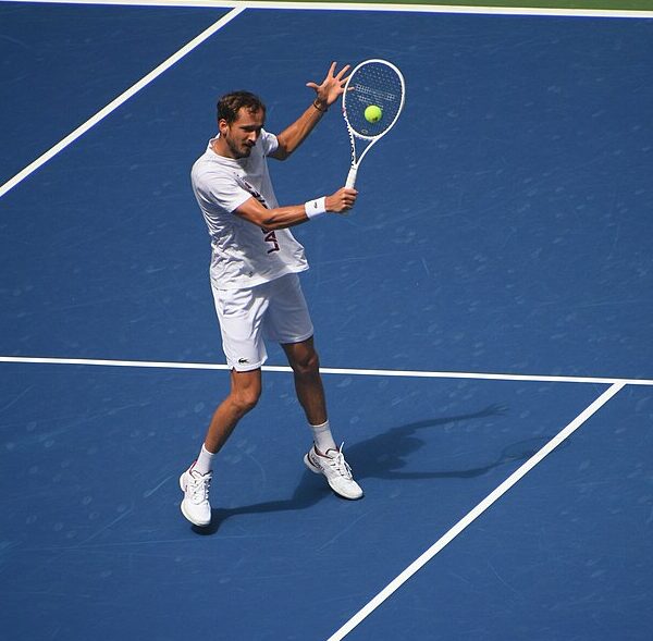 Daniił Miedwiediew zagrywa volley przy siatce