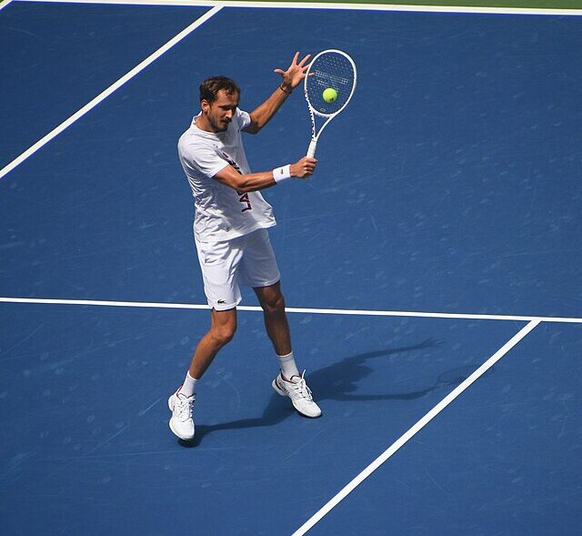 Daniił Miedwiediew zagrywa volley przy siatce