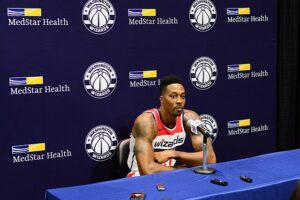 Dwight Howard podczas konferencji prasowej siedzi przy mikrofonie