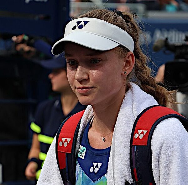 Elena Rybakina z ręcznikiem na barkach