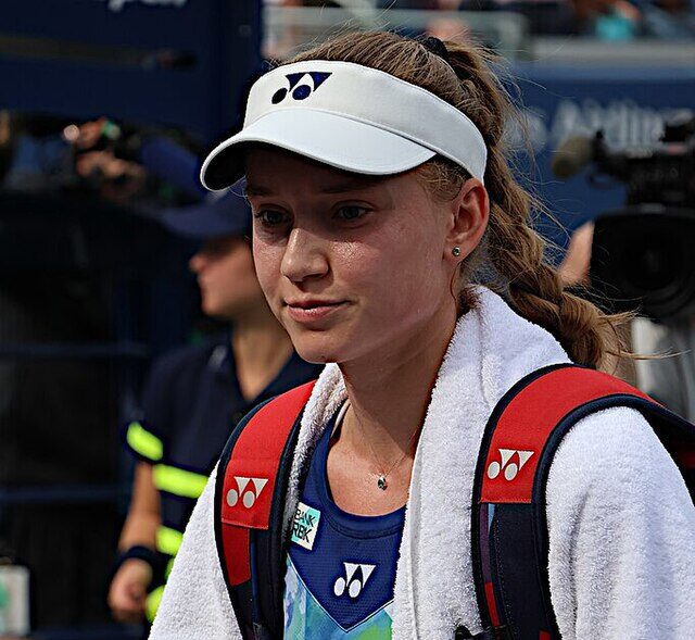 Elena Rybakina z ręcznikiem na barkach