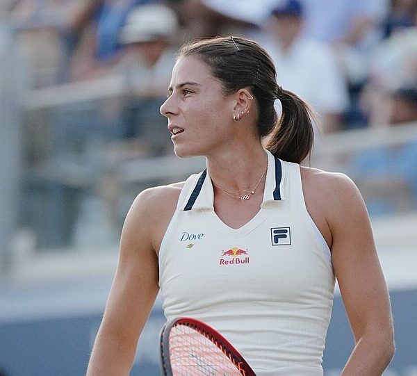 Emma Navarro spoglądająca w stronę trybun