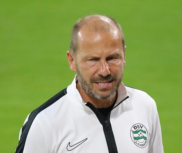 Rene Poms w białej bluzie