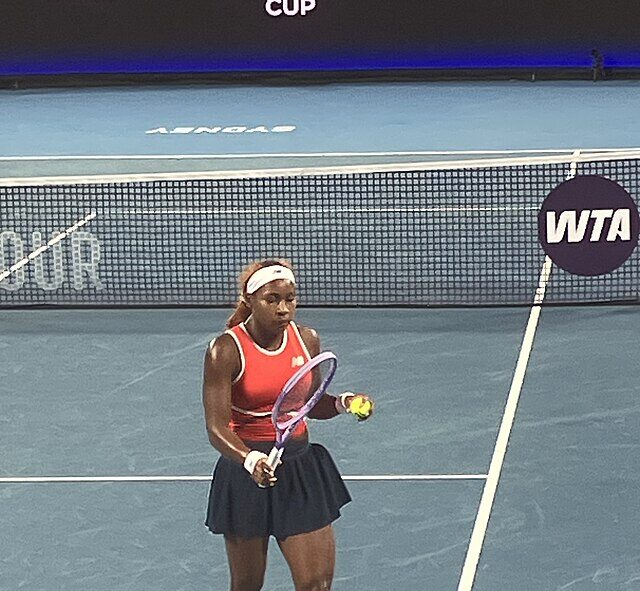 Coco Gauff podąża w stronę serwisu