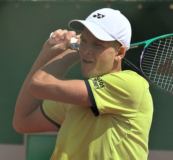 Hubert Hurkacz z rakietą za głową