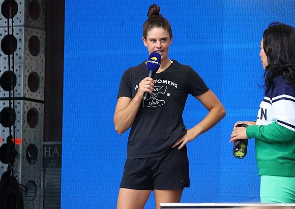 Jennifer Brady z mikrofonem