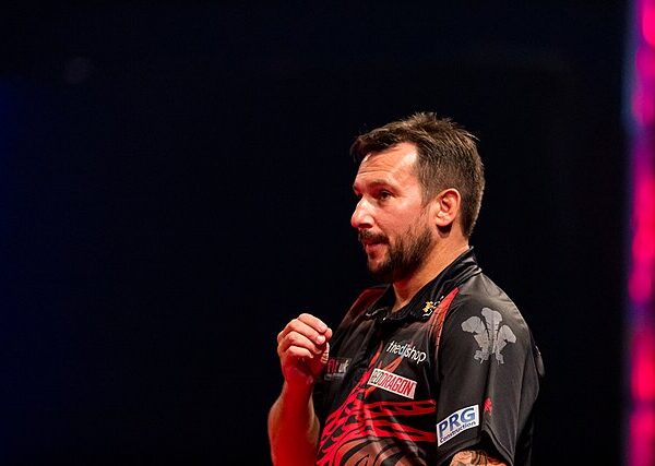 Jonny Clayton z zaciśniętą pięścią