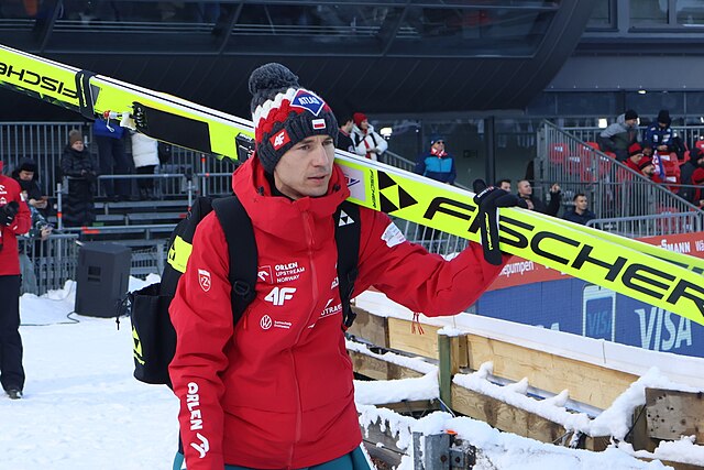 Kamil Stoch z nartami opartymi o barki