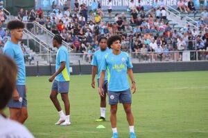 Nico O'Reilley w towarzystwie kolegów z drużyny podczas otwartego treningu