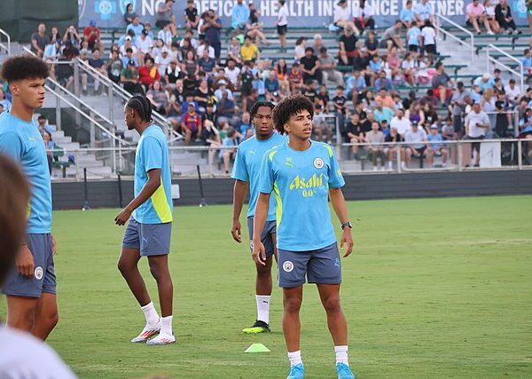 Nico O'Reilley w towarzystwie kolegów z drużyny podczas otwartego treningu