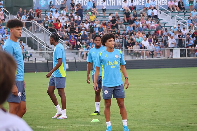 Nico O'Reilley w towarzystwie kolegów z drużyny podczas otwartego treningu