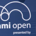 Logo Miami Open na niebieskiej bandzie