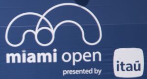 Logo Miami Open na niebieskiej bandzie